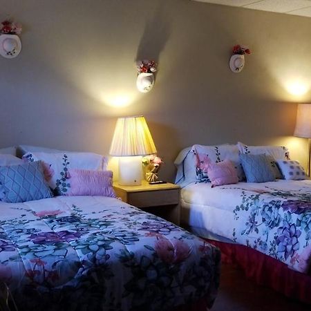 Pittsfield Motor Inn Bagian luar foto