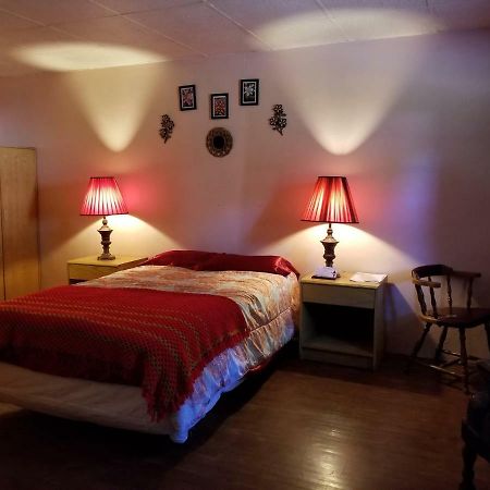 Pittsfield Motor Inn Bagian luar foto