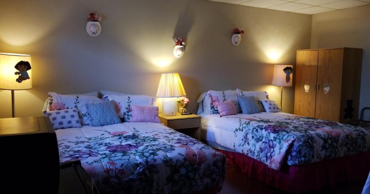 Pittsfield Motor Inn Bagian luar foto