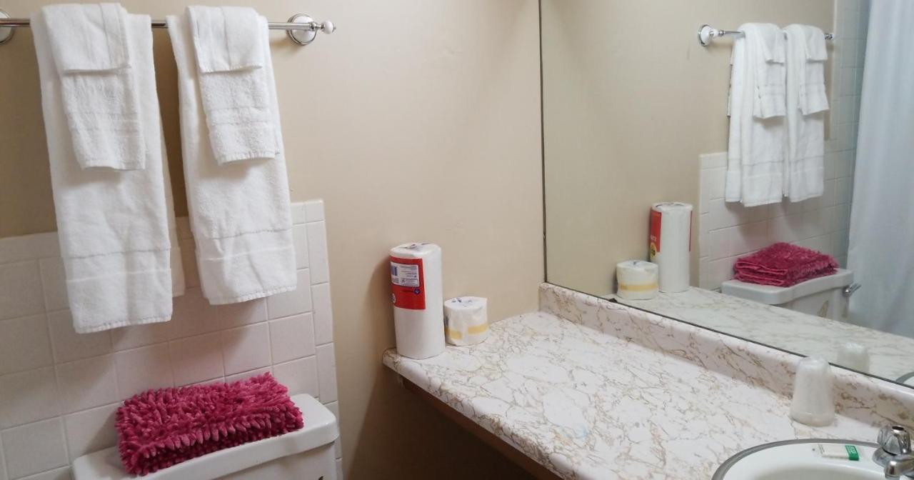 Pittsfield Motor Inn Bagian luar foto
