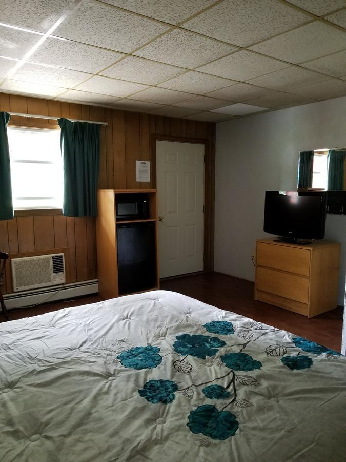 Pittsfield Motor Inn Bagian luar foto