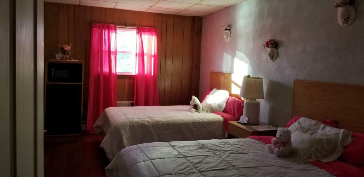 Pittsfield Motor Inn Bagian luar foto