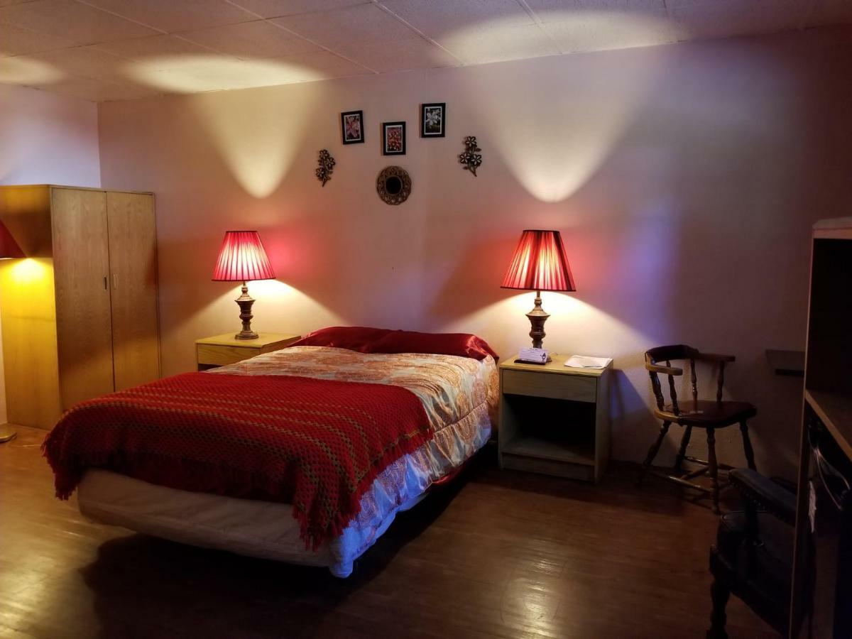 Pittsfield Motor Inn Bagian luar foto