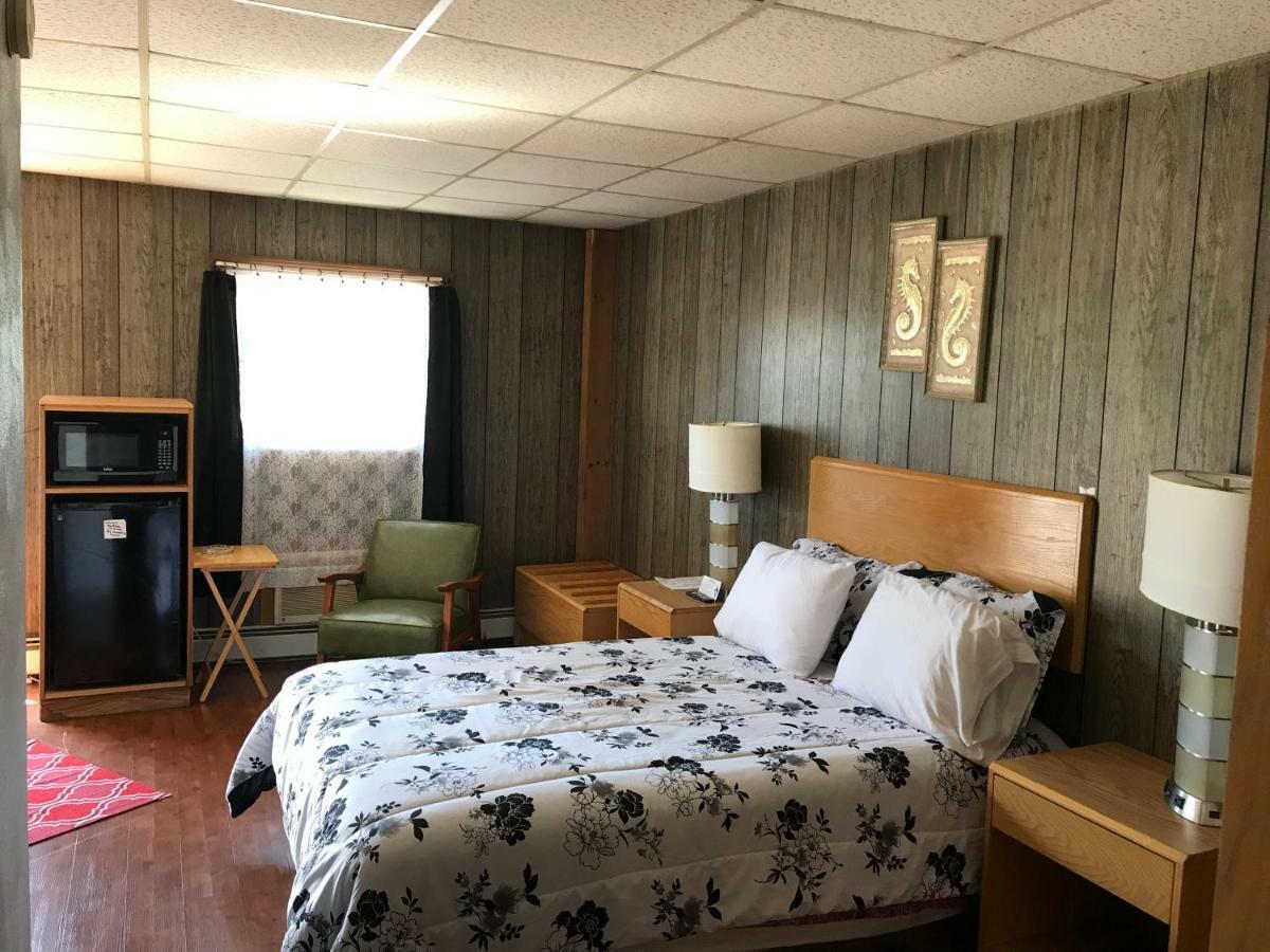 Pittsfield Motor Inn Bagian luar foto