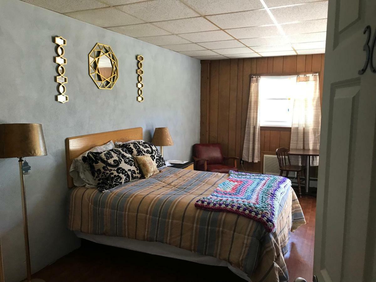 Pittsfield Motor Inn Bagian luar foto